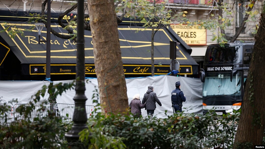 Warga berjalan melewati sebuah Cafe di dekat gedung konser Bataclan di Paris sehari setelah serangan maut (14/11). Serangan teror di Paris menimbulkan kerugian hingga dua milyar euro atau sekitar 2,12 milyar dolar pada perekonomian Perancis yang sudah stagnan.