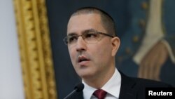 El canciller de Venezuela, Jorge Arreaza, arremetió contra el presidente de EE.UU., Donald Trump, por sus críticas vertidas este martes contra el presidente en disputa, Nicolás Maduro, durante una rueda de prensa celebrada en Caracas, el 5 de febrero de 2020.