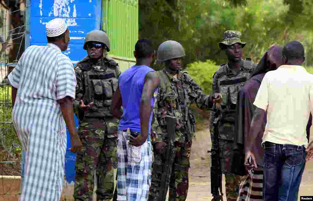 Kenyan Defense Force soldiers guard the main entrance of Garissa campus, the site of Thursday's attack by gunmen, in Garissa, April 3, 2015.