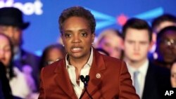 La ex fiscal federal de 56 años, Lori Lightfoot, venció a otra mujer afroamericana, la veterana política de Chicago Toni Preckwinkle, en la segunda vuelta de la votación por un margen de 74 a 26 por ciento, ganando los 50 distritos electorales de Chicago. 