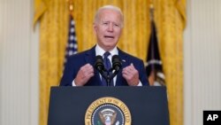 El presidente Joe Biden habla sobre los atentados con bombas en el aeropuerto de Kabul que mataron al menos a 12 miembros del servicio estadounidense, desde el Salón Este de la Casa Blanca, el jueves 26 de agosto de 2021, en Washington.