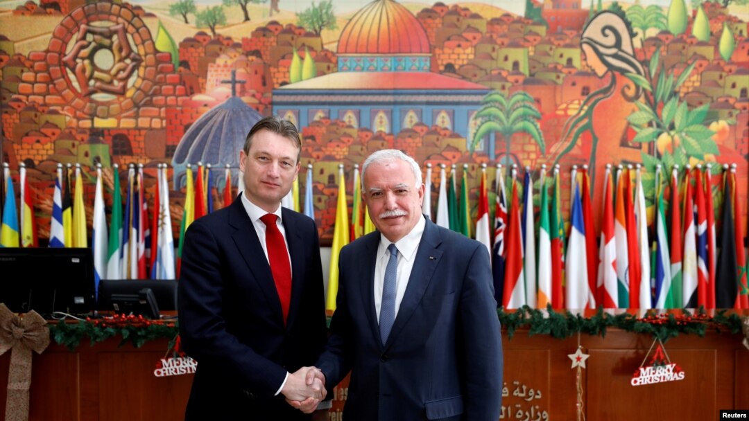 Menlu Palestina Riyad Al Maliki (kanan) berjabat tangan dengan tamunya, Menlu Belanda Halbe Zijlstra di Ramallah, Tepi Barat, Kamis (11/1). 