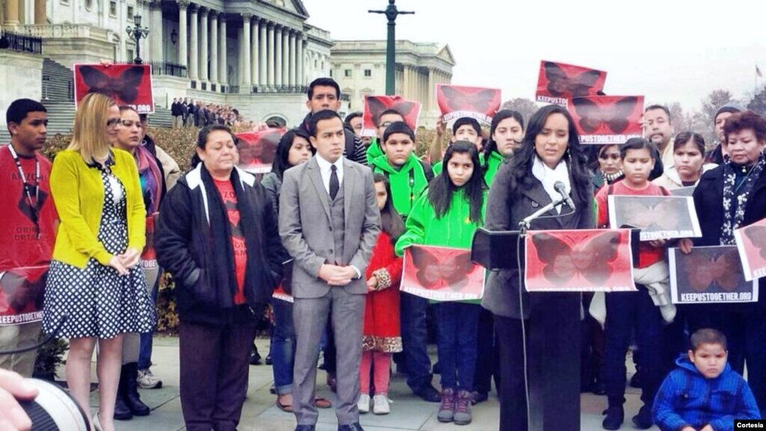 Erika Andiola afirma que la policía de Phoenix sólo la detuvo para intimidar a los otros manifestantes.