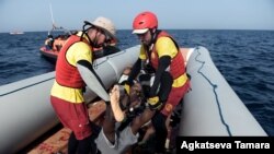 Les membres de l'ONG humanitaire espagnole Proactiva Open Arms, portent le cadavre d'un migrant après une opération de sauvetage au large des côtes libyennes le 4 octobre 2016.