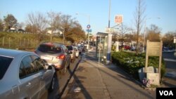 有汽油供應的加油站排長龍 (美國之音特約記者宋德成)