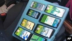 Delapan ponsel yang digunakan oleh seorang pengendara mobil untuk bermain gim Pokemon Go dalam foto yang dirilis Polantas Washington, 13 Agustus 2019. Polantas Washington menegur pemilik ponsel yang menepi di bahu jalan darurat untuk memainkan gim itu.(Foto: AP)