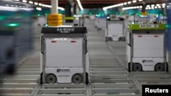 "Robot-robot atau Bots" di platform pintar di Pusat Layanan Pelanggan milik Ocado di Andover, Inggris, 1 Mei 2018.