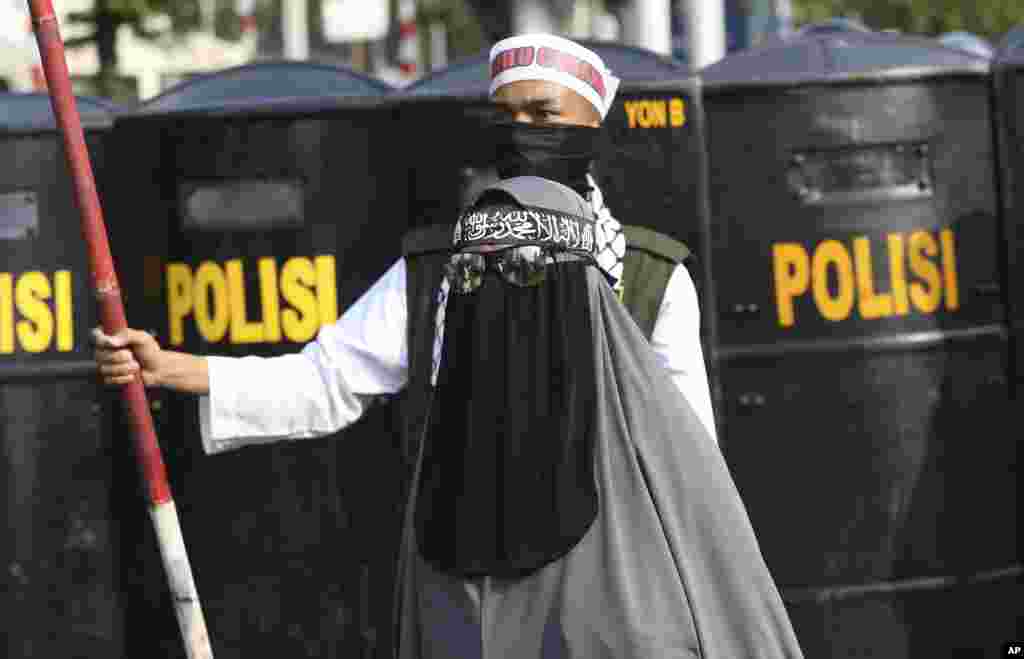 Indonesia ElectionPara pendukung capres Prabowo Subianto dalam aksi massa di luar gedung Badan Pengawas Pemilu (Bawaslu) di Jakarta, 21 Mei 2019. (Foto: AP)