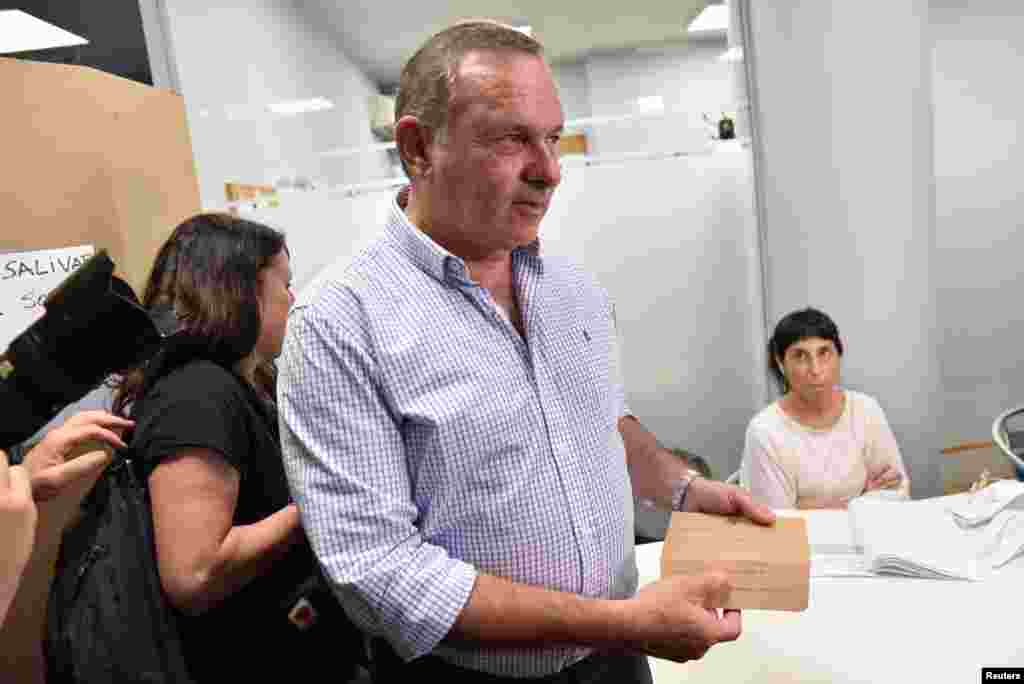 El candidato presidencial uruguayo Álvaro Delgado vota en un colegio electoral durante las elecciones generales, en Montevideo, Uruguay, el 27 de octubre de 2024. REUTERS/Martin Varela Umpierrez