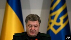 Presiden Ukraina Petro Poroshenko mengeluarkan perintah gencatan senjata di Ukraina timur dalam pertemuan dengan pejabat pertahanan di Kyiv, Ukraina, 15 Februari 2015.