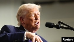 美国总统特朗普在访问位于美国肯塔基州希伯伦的Verst物流公司时发表讲话。(2026年3月11日)