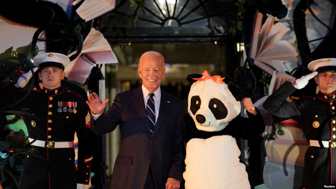 Tổng thống Hoa Kỳ Joe Biden và Đệ nhất Phu nhân Jill Biden trong trang phục hoá trang hình gấu trúc.