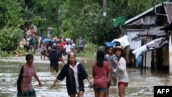 Warga di tengah banjir di Brgy Calingatngan, di Borongan, Samar timur, Filipina tengah, 16 Desember 2017.