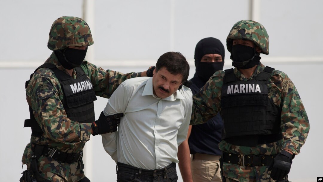 Joaquin "El Chapo" Guzman dikawal ke helikopter oleh marinir angkatan laut Meksiko di Mexico City (22/2). (AP/Eduardo Verdugo)