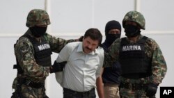 Joaquin "El Chapo" Guzman dikawal ke helikopter oleh marinir angkatan laut Meksiko di Mexico City (22/2). (AP/Eduardo Verdugo)