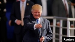 Kandidat presiden dari Partai Republik, Donald Trump, melambaikan tangan saat ia tiba untuk kampanye di Raleigh, North Carolina (7/11). (foto: REUTERS/Chris Keane)