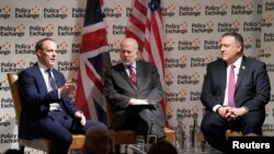 El secretario de Estado, Mike Pompeo, y su homólogo británico, Dominic Raab, durante una discusión pública en el Instituto de Ingenieros Mecánicos de Londres el 30 de enero de 2020.