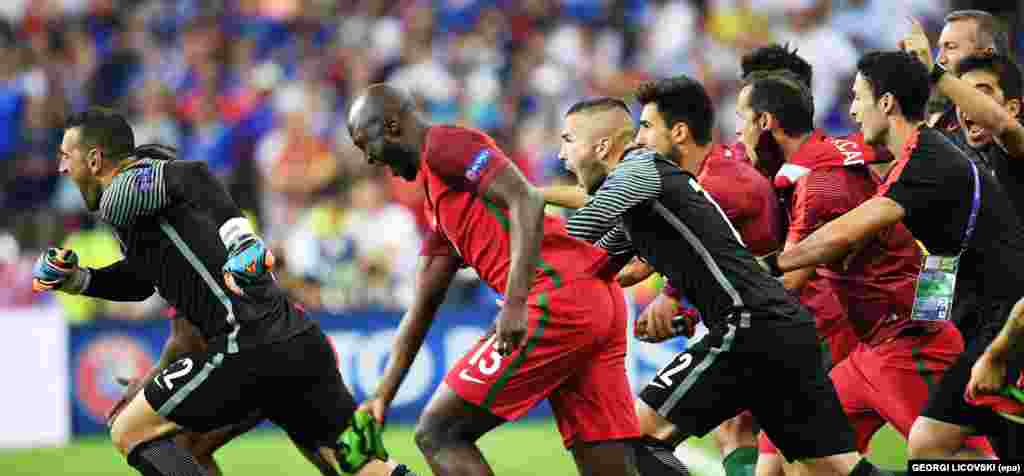 Jogadores de Portugal entram em campo após o apito final no jogo contra a França. UEFA EURO 2016