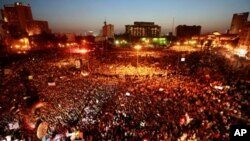 호스니 무바라크 이집트 전 대통령과 그의 가족·측근의 처벌 수위에 분노해 타흐리르 광장에 집결해 시위를 벌이는 시민들