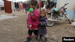 Deux petites filles déplacées par la guerre en Syrie, dans un camp à Qatmah à l'ouest d'Azaz, le 17 février 2020.