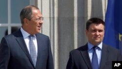 세르게이 라브로프 러시아 외무장관(왼쪽)과 파블로 클림킨 우크라이나 외무장관.