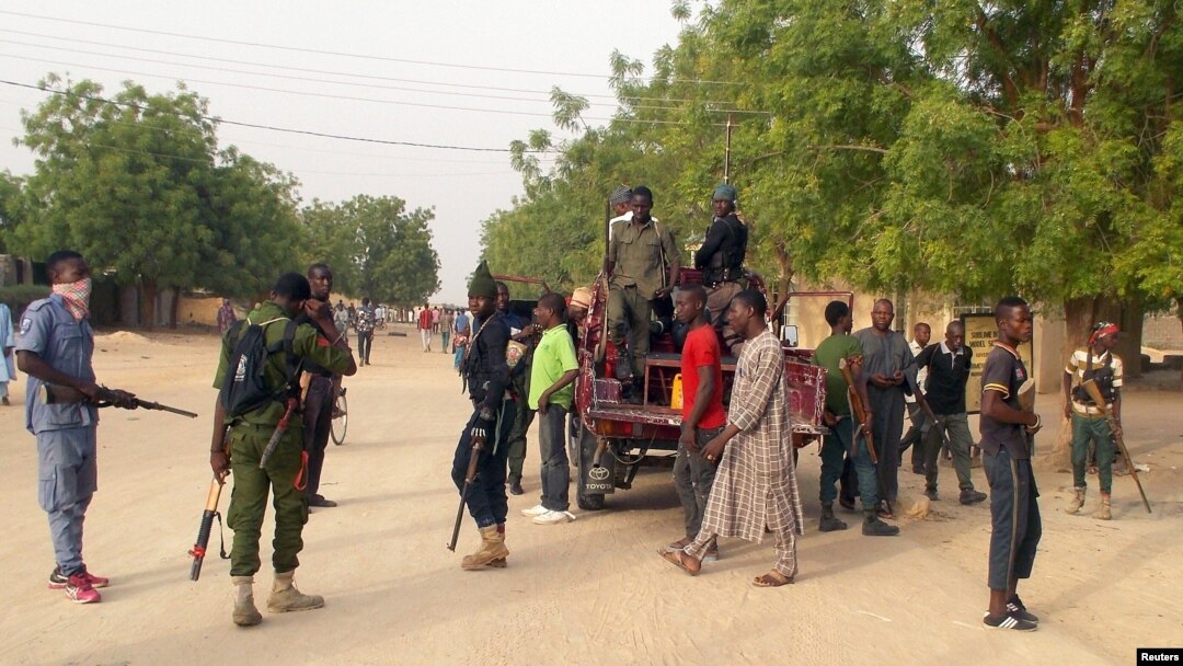 Relawan membawa senjata di kawasan Jiddari Polo di Maiduguri, Nigeria, setelah serangan militan Boko Haram, 27 April 2018. 
