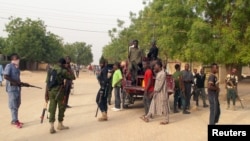 Relawan membawa senjata di kawasan Jiddari Polo di Maiduguri, Nigeria, setelah serangan militan Boko Haram, 27 April 2018. 