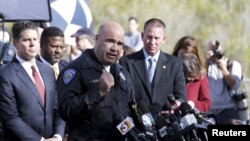 Jarrod Burguan, chef de la police de San Bernardino, au centre, tient une conférence de presse, Californie, 2 décembre 2015.