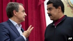 El ex presidente del gobierno español, José Luis Rodríguez Zapatero, acompañante de las conversaciones en Santo Domingo, se reunió el lunes por la noche con Maduro y con su principal negociador, Jorge Rodríguez, en el palacio presidencial de Miraflores, pero no ofrecieron declaraciones.