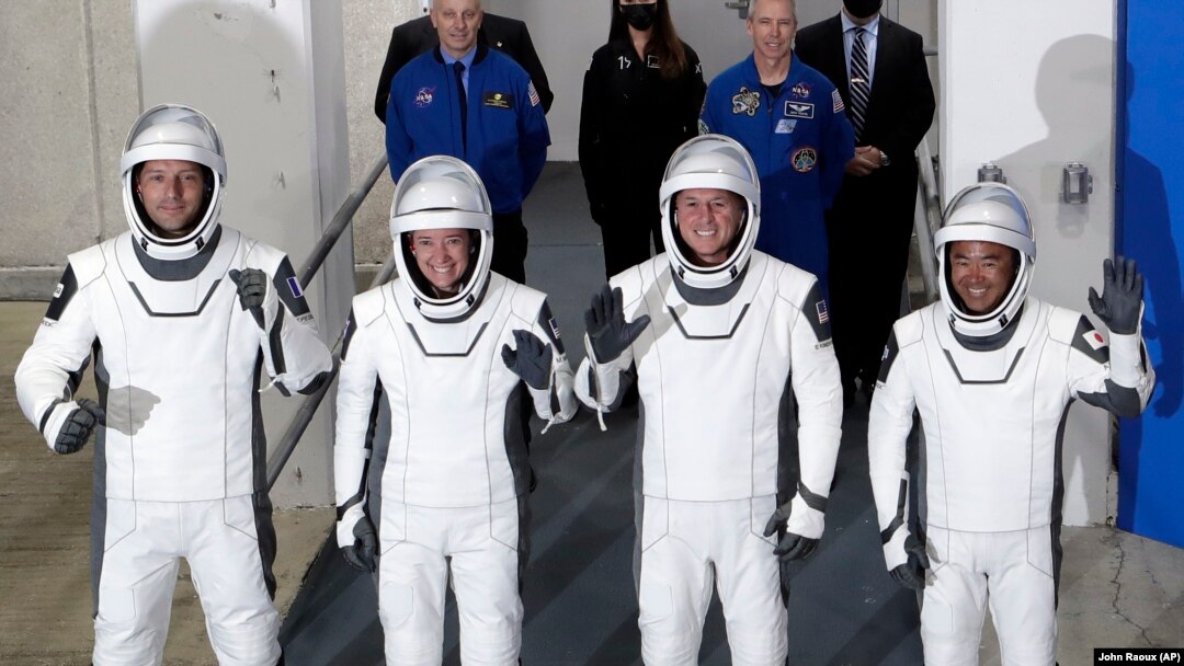 Dari kiri depan: astronot Badan Antariksa Eropa Thomas Pesquet, astronot NASA Megan McArthur, astronot NASA Shane Kimbrough dan astronot Badan Eksplorasi Luar Angkasa Jepang Akihiko Hoshide meninggalkan Gedung Operasi dan Checkout di Kennedy Space Center,Cape Canaveral, Florida. 