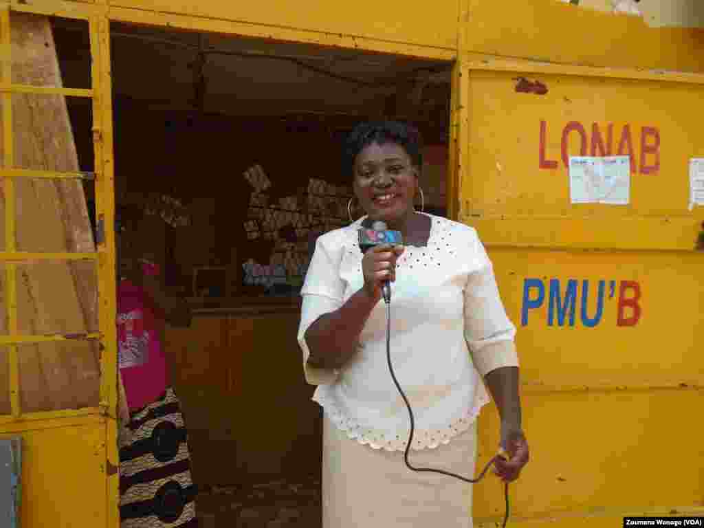 Djénéba Ouédraogo, vendeuse dans un kiosque des tickets de PMU, à Ouagadougou, Burkina, 4 août 2016. (VOA/ Zoumana Wonogo)