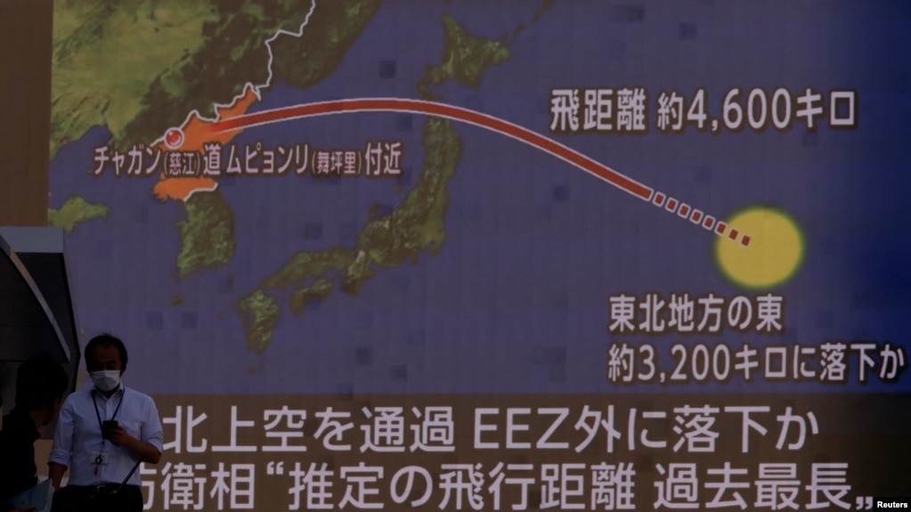 Màn ảnh truyền hình tại Tokyo cho thấy đường đi của phi đạn đạn đạo của Triều Tiên được phóng vào ngày 4/10/2022.