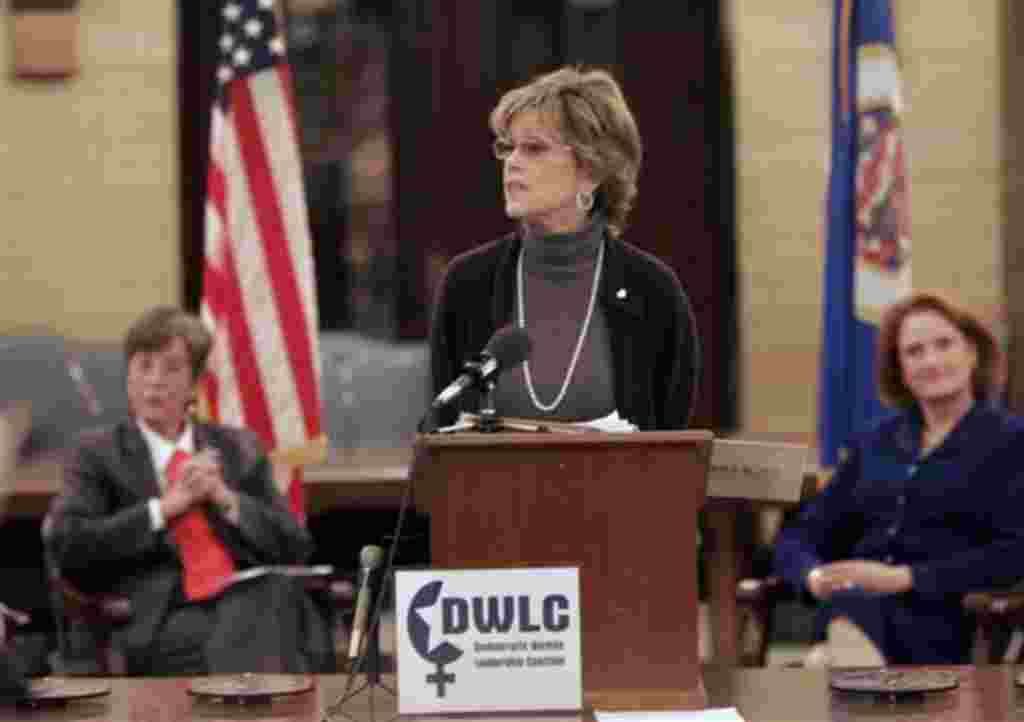 La actriz Jane Fonda se dirige a la Coalición Democrática de Mujeres y al Caucus de Agricultoras democráticas Campesinas de Minnesota.