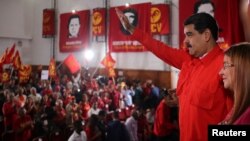 Nicolas Maduro saluda a su llegada a la convención del Partido Comunista Venezolano, junto a su esposa Cilia Flores, el 26 de febrero.