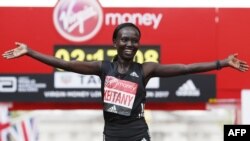 L'athlète Mary Keitany à Londres, le 23 avril 2017. (Adrian Dennis/AFP)