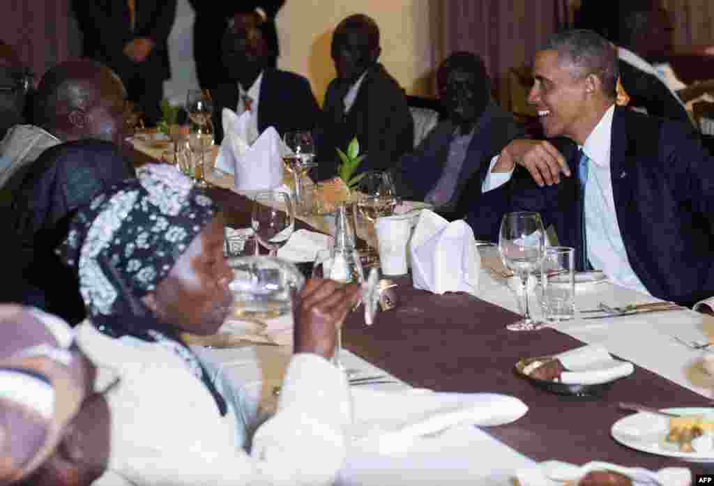 Obama oo qoyskiisa kula kulmay hotel ku yaalla Nairobi, Kenya, July 24, 2015.