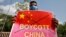 资料照：印度抗议者手举抗议牌，上面印有中国国旗和英文"抵制中国”字样。