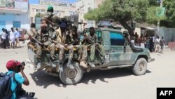 L'armée somalienne prend le contrôle des quartiers au nord de Mogadiscio, en Somalie, le 25 avril 2021.