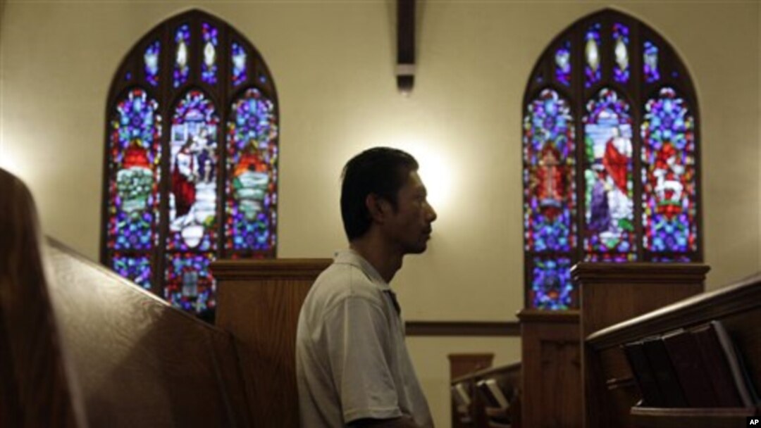 Harry Pangemanan duduk di dalam Gereja Reformasi Highland Park di New Jersey. Harry adalah salah satu dari lebih dari 70 WNI di New Jersey yang mendapat perintah deportasi. (Foto: Dok)
