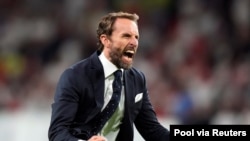 Pelatih timnas sepak bola Inggris Gareth Southgate merayakan keberhasilan timnya dalam memenangkan pertandingan semifinal Piala Eropa 2020 melawan Denmark di stadion Wembley, Inggris, pada 7 Juli 2021. (Foto: Pool via Reuters/Frank Augstein)