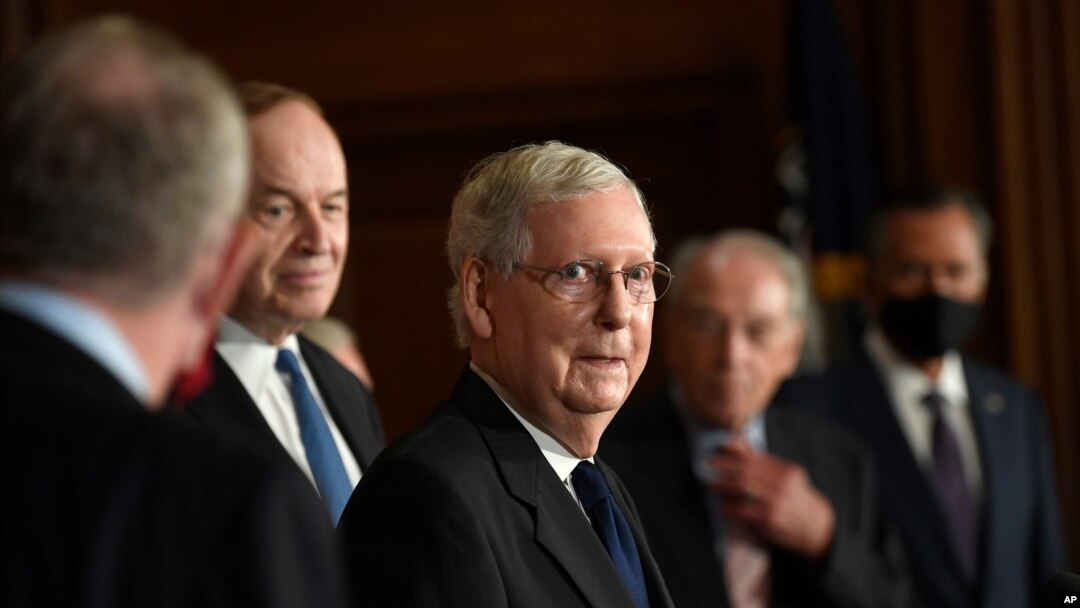 Umukuru wa sena, umurepublikani, Mitch McConnell n'abandi basenateri bo muri uwo mugambwe, i Washington.