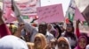 Des protestataires demandant "Liberté, justice, et paix", au sit-in devant le QG de l'armée à Khartoum, au Soudan, le 2 mai 2019