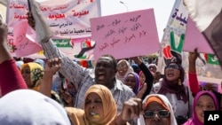 Des protestataires demandant "Liberté, justice, et paix", au sit-in devant le QG de l'armée à Khartoum, au Soudan, le 2 mai 2019