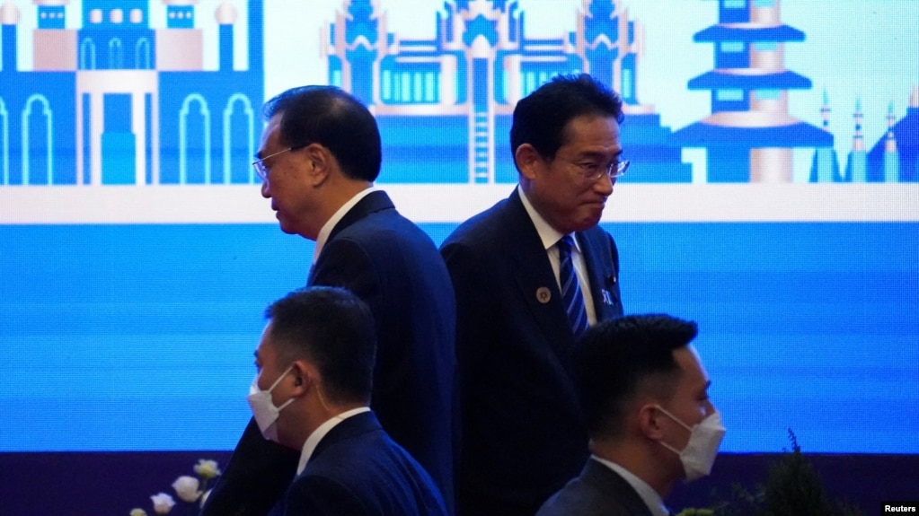 日本首相岸田文雄(右上)和中国国务院总理李克强(左上)在金边举行的东盟峰会上.(photo:VOA)