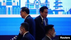 日本首相岸田文雄(右上)和中国国务院总理李克强(左上)在金边举行的东盟峰会上.