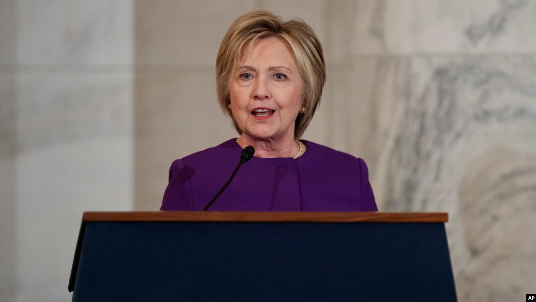 Mantan menteri luar negeri AS Hillary Clinton berbicara dalam upacara pemasangan potret Senator Harry Reid di Gedung Kongres, Washington (8/12). (AP/Evan Vucci)