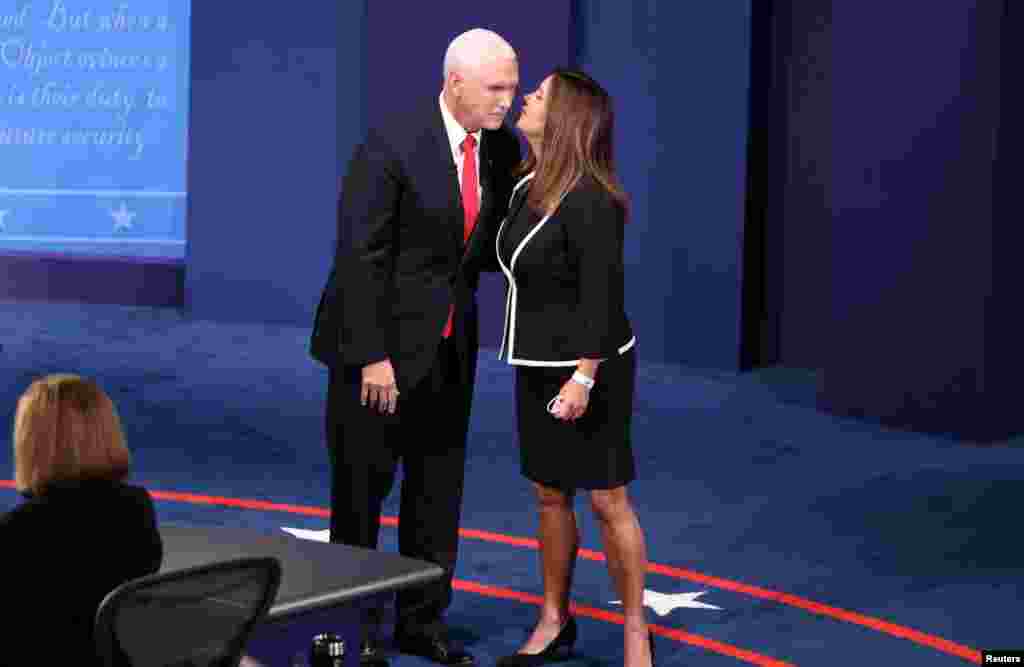 El vicepresidente de Estados Unidos, Mike Pence, recibe un beso de su esposa Karen Pence una vez concluido el debate de la campa&#241;a vicepresidencial de 2020 que se llev&#243; a cabo en el campus de la Universidad de Utah, en Salt Lake City.