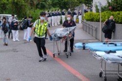 The body of a victim of a train crash in Hualien, Taiwan, is carried from the scene, April 2, 2021, (Walid Berrazeg/VOA)