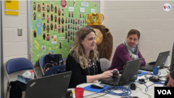 Oficiales electorales en la escuela Baldwing de la ciudad de Manassas, Virginia, aseguran que la afluencia de hispanos en distintas elecciones es alta en esta ciudad, en la que el 23% de sus habitantes son latinos. (Photo: Herbert Zepeda)