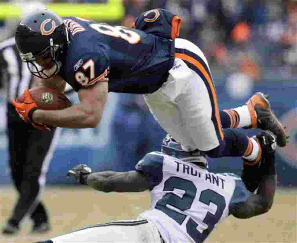 Kellen Davis de los Chicago Bears es derribado por el jugador Marcus Trufant, de los Seattle Seahawks.